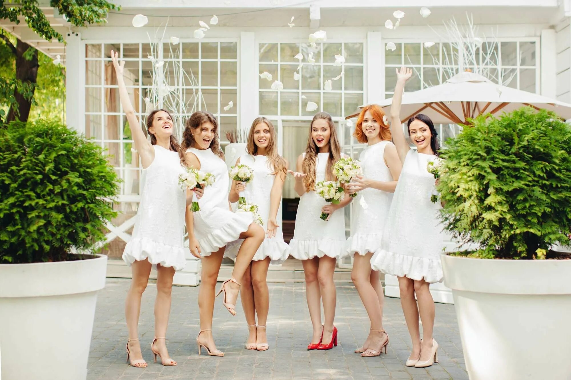 Подружки невесты. Подружки невесты в белом. Платье на свадьбу к подруге. Фотосессия с подружками невесты. Свадьба пятерки
