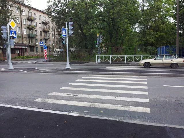 Нерегулируемый пешеходный перекресток. Пешеходный переход со светофором. Перекресток со светофором. Пешеходный светофор на улице. Регулируемый перекресток пешеходный переход