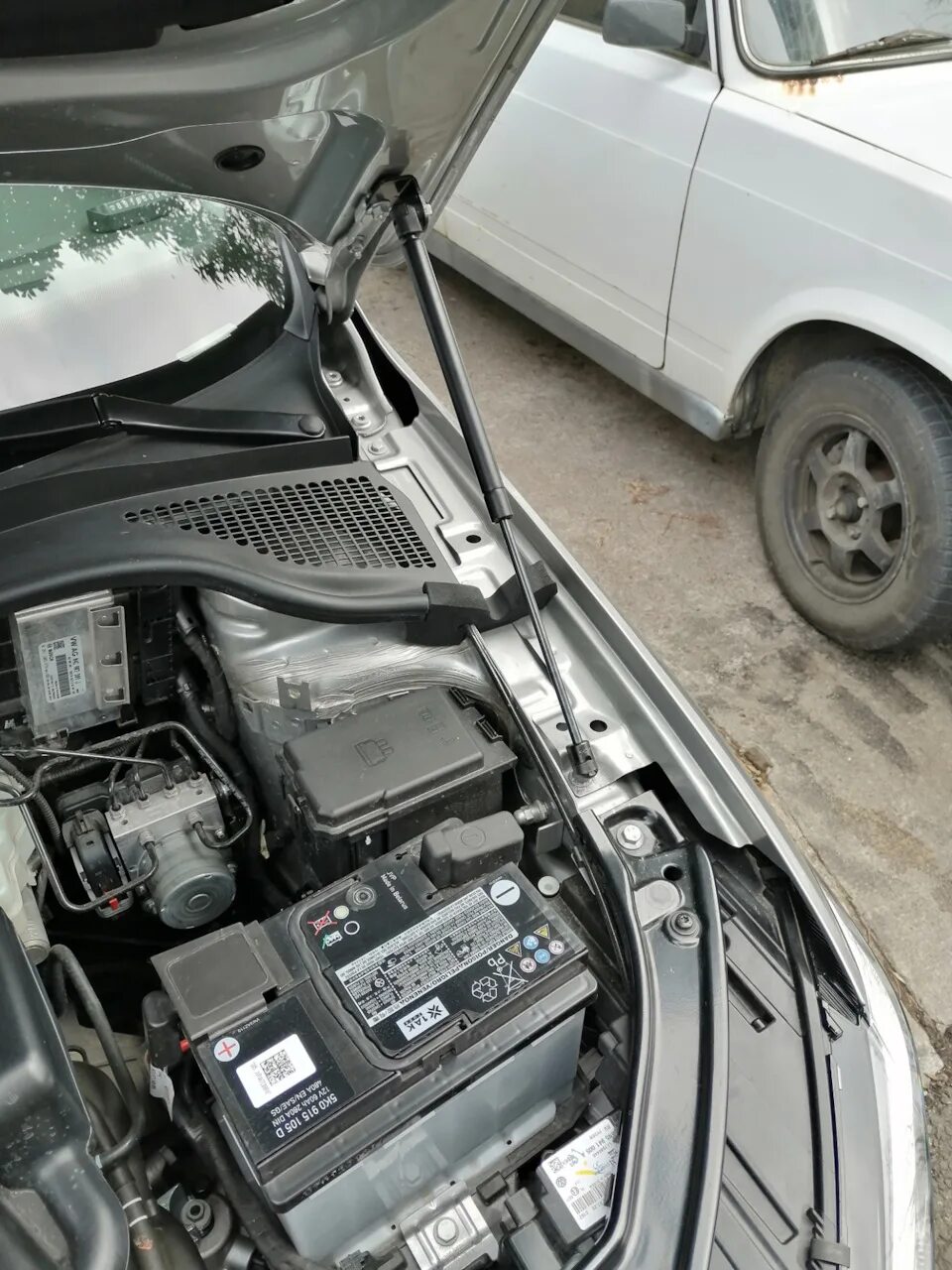 Фольксваген поло седан 2014 газовые упоры капота. Газовые упоры капота volkswagen polo. Упоры капота фольксваген джетта 2000 год 1. Упор капота volkswagen afhdvwgo092. Газовые упоры капота фольксваген поло седан 2012г.