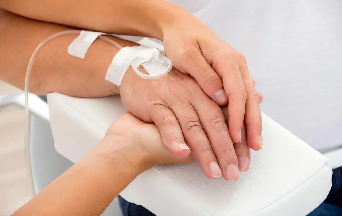 Рука пациента. Покраснение рук при химиотерапии. Руки покалывают при химиотерапии.