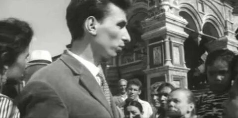 Актер шагающий по москве