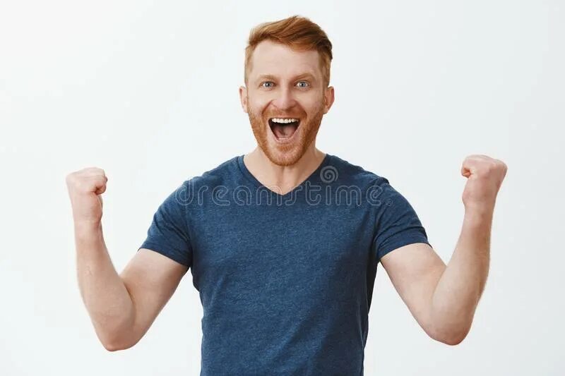 Сжать довольный. Счастливые люди на белом фоне. Счастливый мужчина. Довольный клиент. Мужик с пальцем вверх.