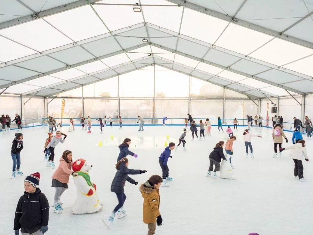 Каток новый цена. Городской каток Обнинск. Каток Волжский. The Rink каток. Ледовый каток. Банско, Болгария..