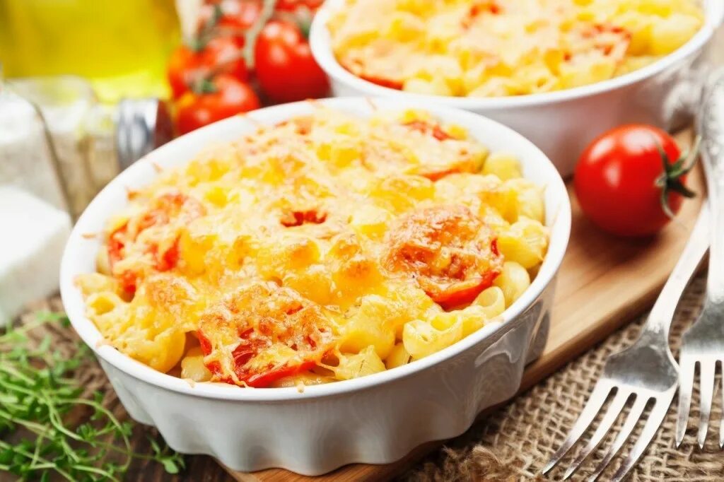 Как приготовить макароны в духовке без варки. Макароны, запеченные с помидорами под сыром. макароны запеченные с сыром. макароны с сыром в духовке. макароны запеченные в духовке с сыром.