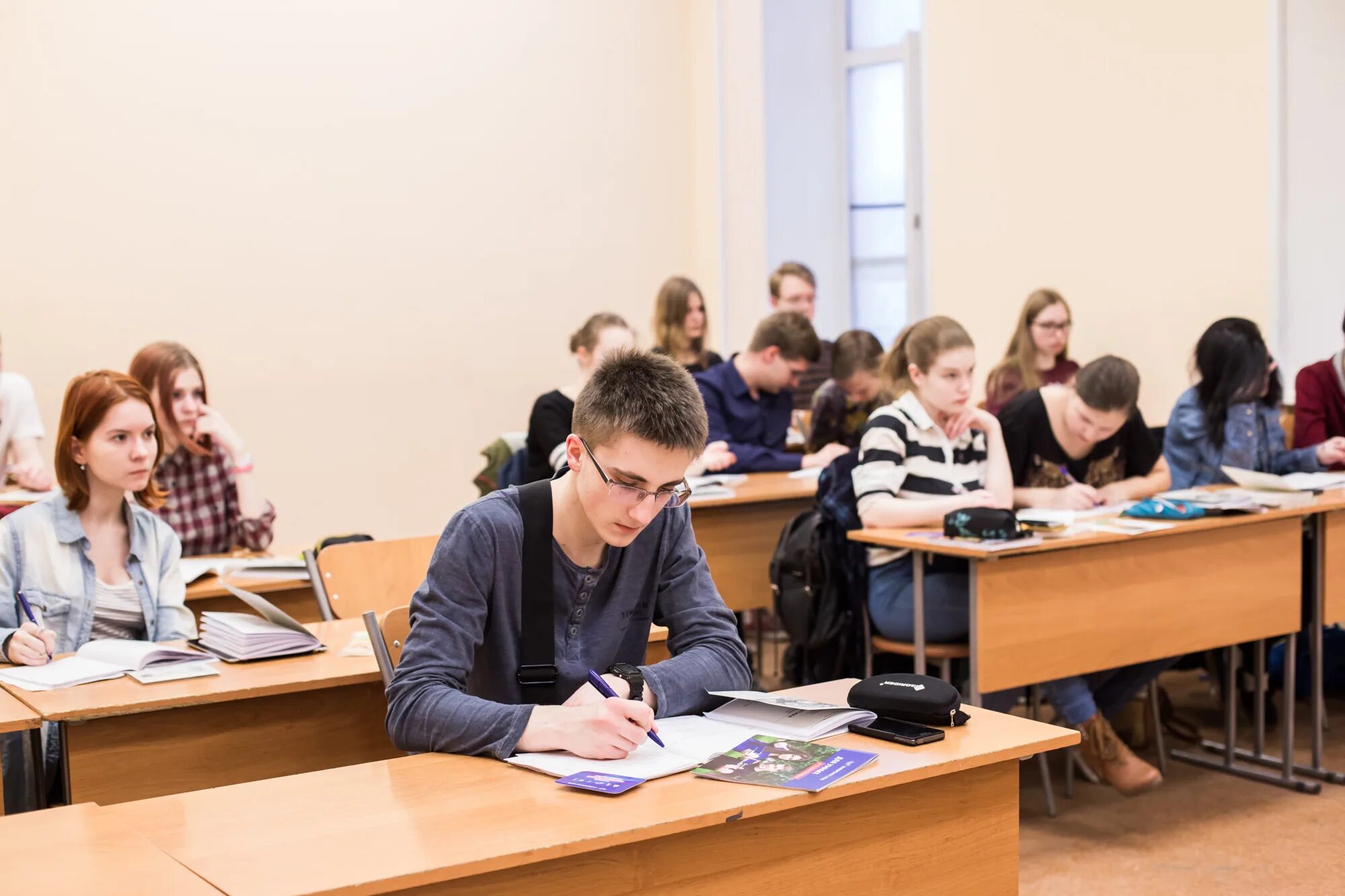 Школьник пишет. Школьники 8 класс. Раздельное обучение. Современные школьники. Фэк дзержинского 1б.