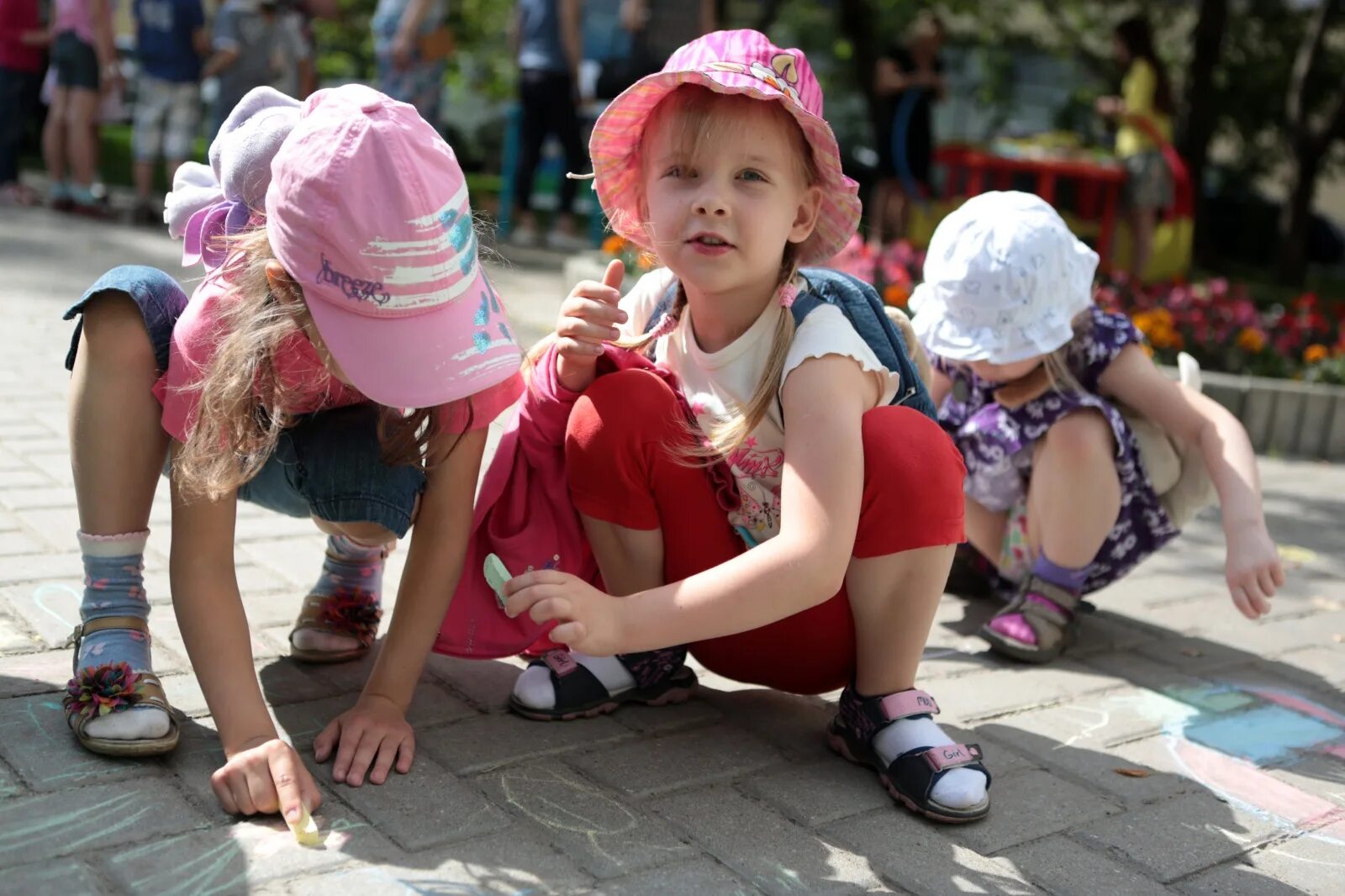 Дети девочки на детской площадке