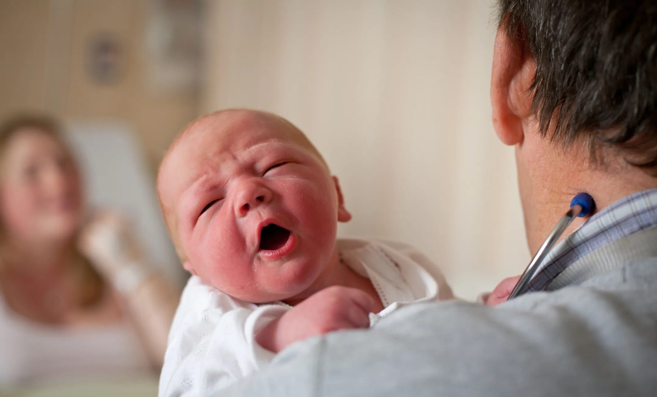Новорожденный в родильном зале. Где может быть родились вы. Естественное рождение ребенка. Где родятся следующие 1000 детей. Где родиться следующая 1000 детей.