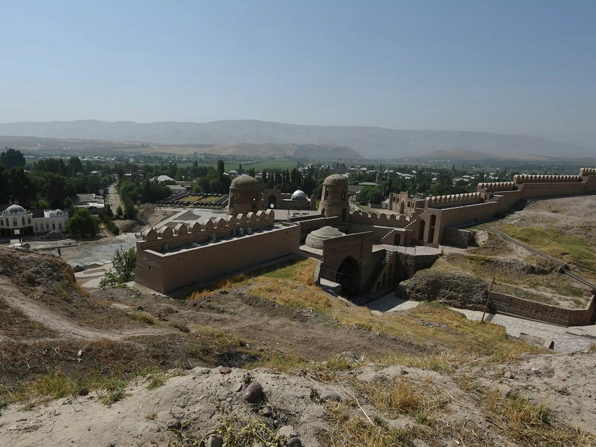 Погода таджикистан гиссар на 10. Душанбе гиссарская крепость. Город Гиссар Таджикистан. Крепость Худжанд. Душанбе достопримечательности гиссарская крепость.