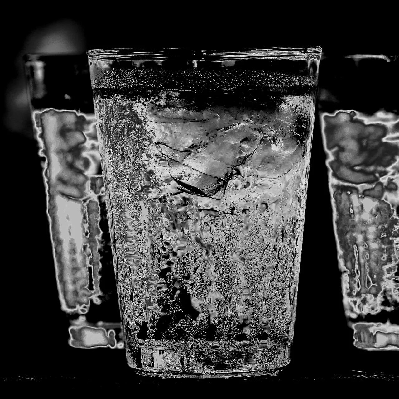 Лед какой эффект. Вода со льдом. стакан воды со льдом. лед в стакане. бокал со льдом.