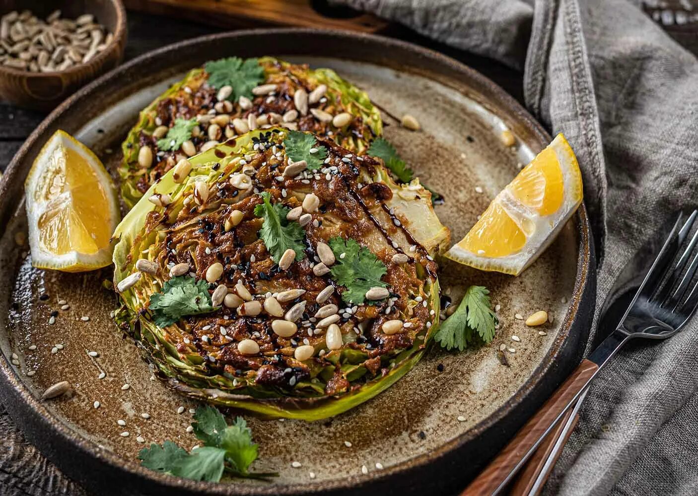 Блюда с кедровым орехом. Блюда с кедровыми. Мясо орешек. Блюда с кедровым орехом. Салат с красной рыбой и кедровыми орешками.