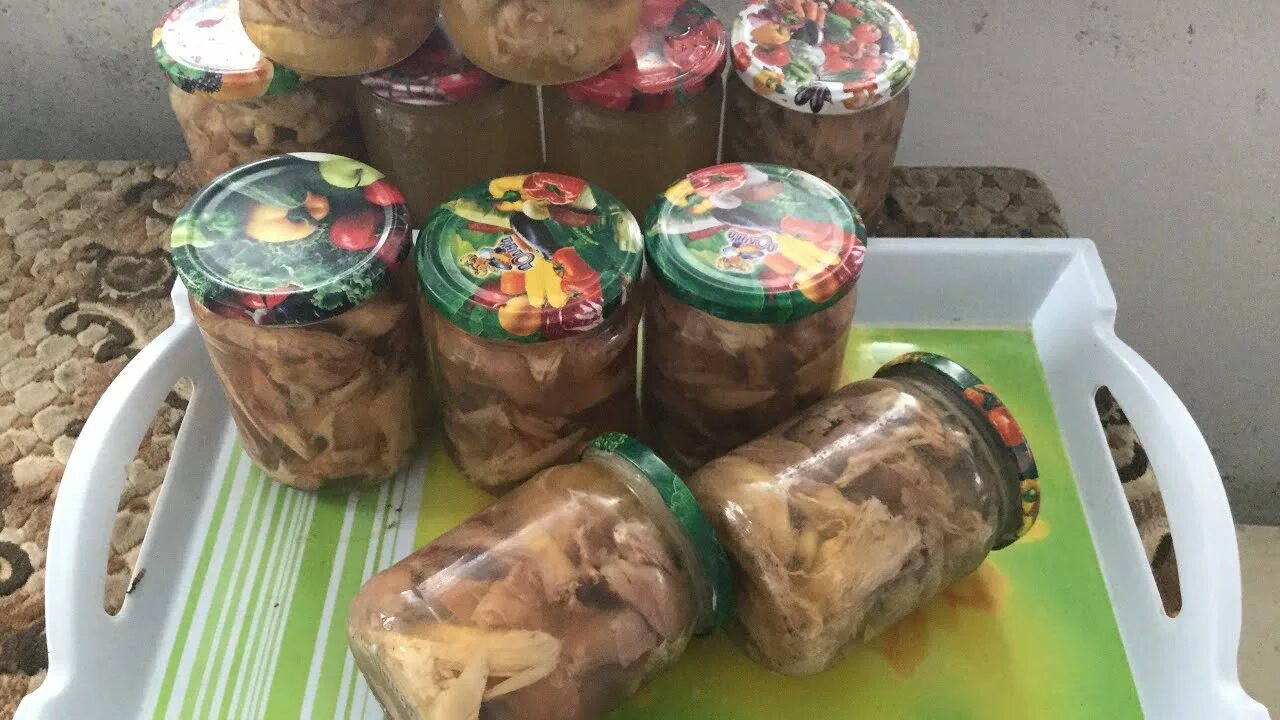 Холодец на зиму. Холодец в баночке. контейнеры для холодца. холодец в пластиковом контейнере. холодец консервированный в банках.
