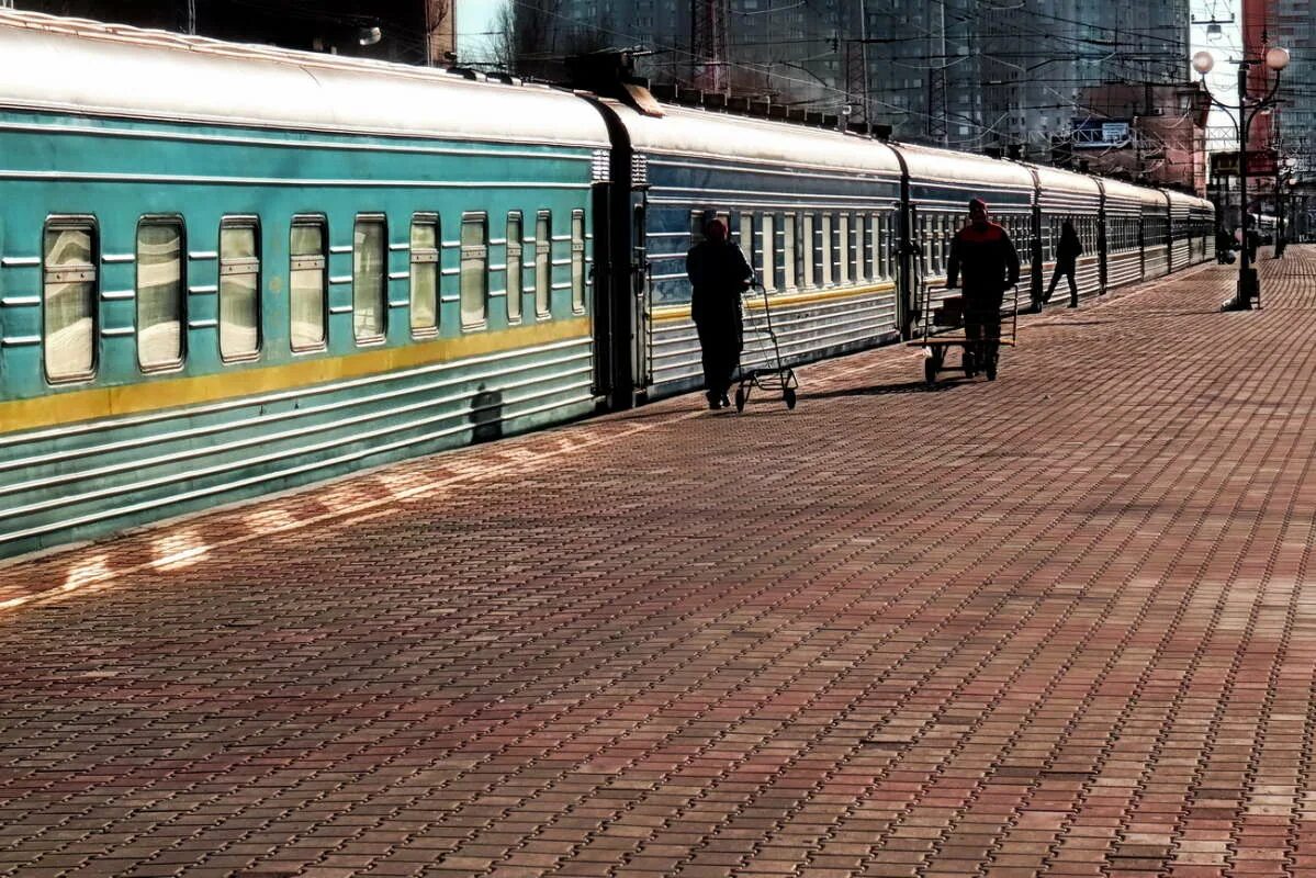 Тронется перрон. Тронется перрон. Ж. Вагончик тронеца. Суета на вокзале.