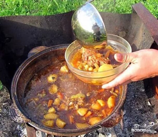 Шурпа в казане на костре из баранины. Шурпа в казане на костре. Шурпа из баранины в казане. Шопа из баранины в казане. Шурпа на природе в казане.