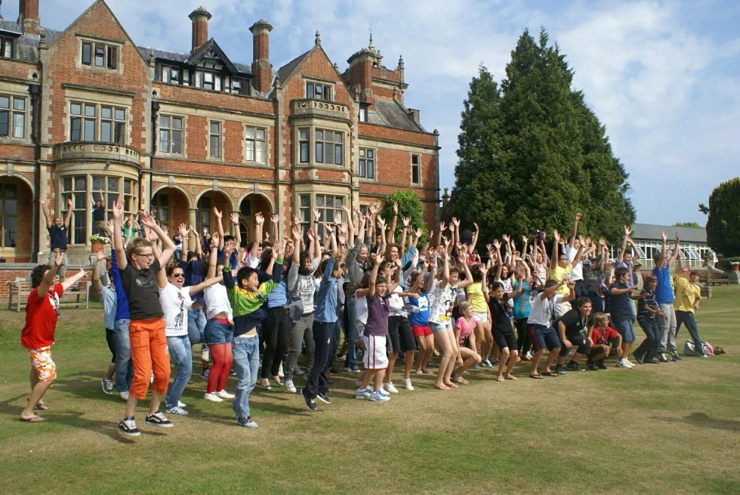 Саммер скул Англия. Лагерь Инглиш Ферст в Англии. Churchill House Summer School. Churchill House School of English language. English forum