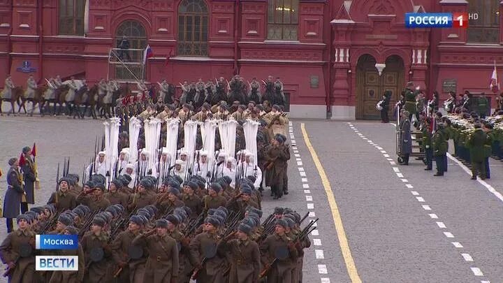 10 лет параду. Парад в Москве. Парад на красной площади. Парад в Москве 1941. Российская армия парад на красной площади.