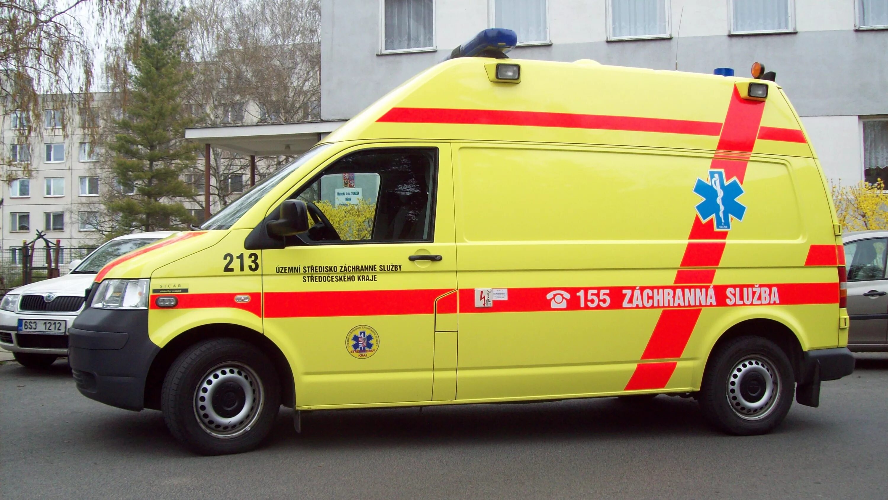 Желтая машина скорой помощи. Фольксваген Крафтер реанимация. Volkswagen Ambulance. Автомобиль скорой помощи. Жёлтая машина скорой помощи.