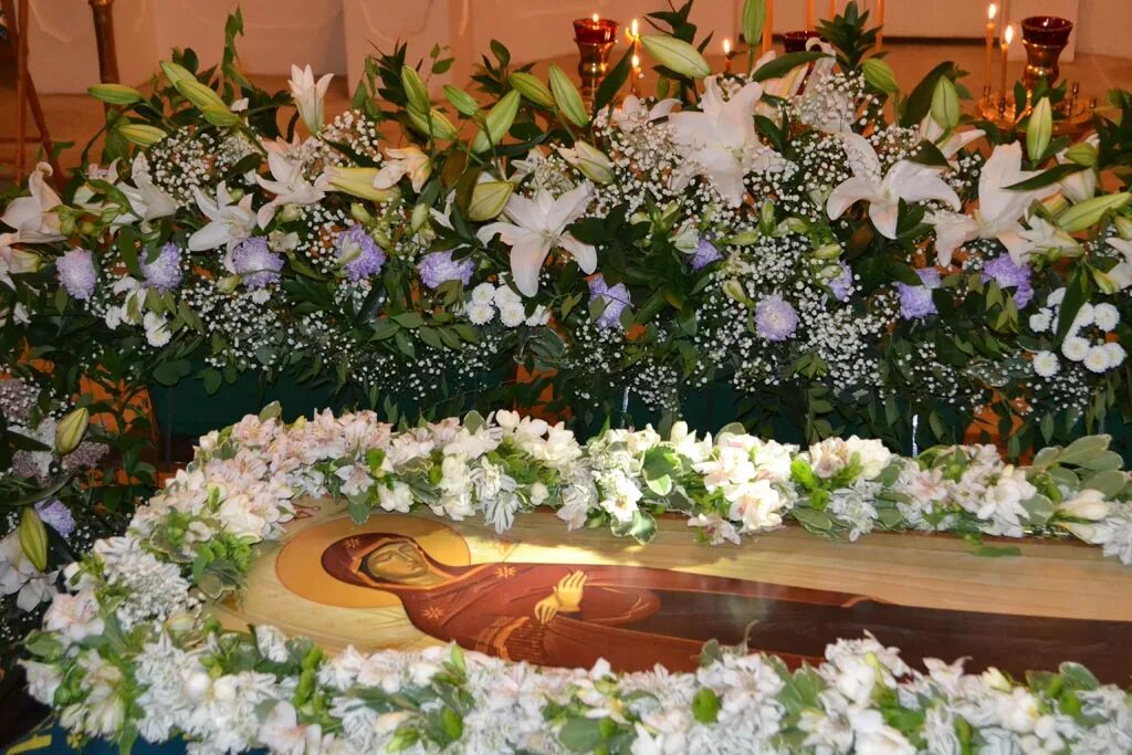 Храмовая флористика успение богородицы. Цветы на успение пресвятой богородицы. Храмовая флористика плащаница пресвятой богородицы. Плащаница богородицы в дивеево. Успение пресвятой богородицы плащаница.