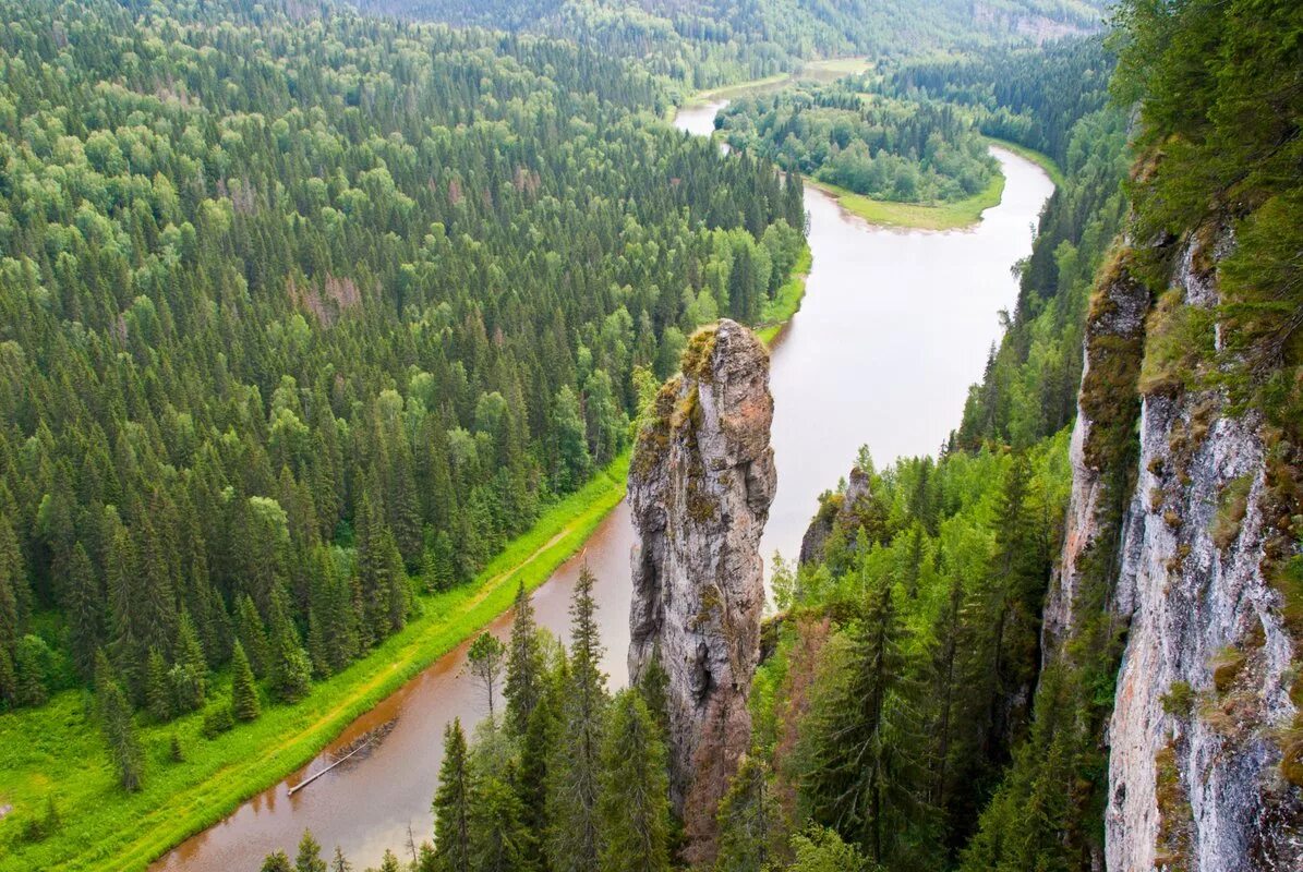 Какие крупные озера есть в уральских горах. Уральские горы Усьва. Река Усьва Пермский край. Урал река Усьва. Усьвинские столбы. Каменные столбы Усьва Пермский край.