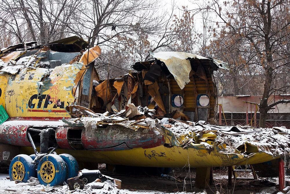 Луганск самолет в парке влксм. Миг самолёт памятник мариуполь. L 29 delfin луганск. Списанные самолеты в домодедово. Луганск самолет.