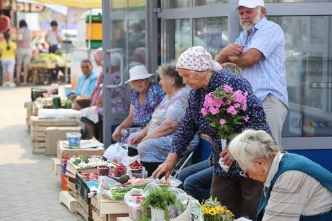 Старик продает на базаре