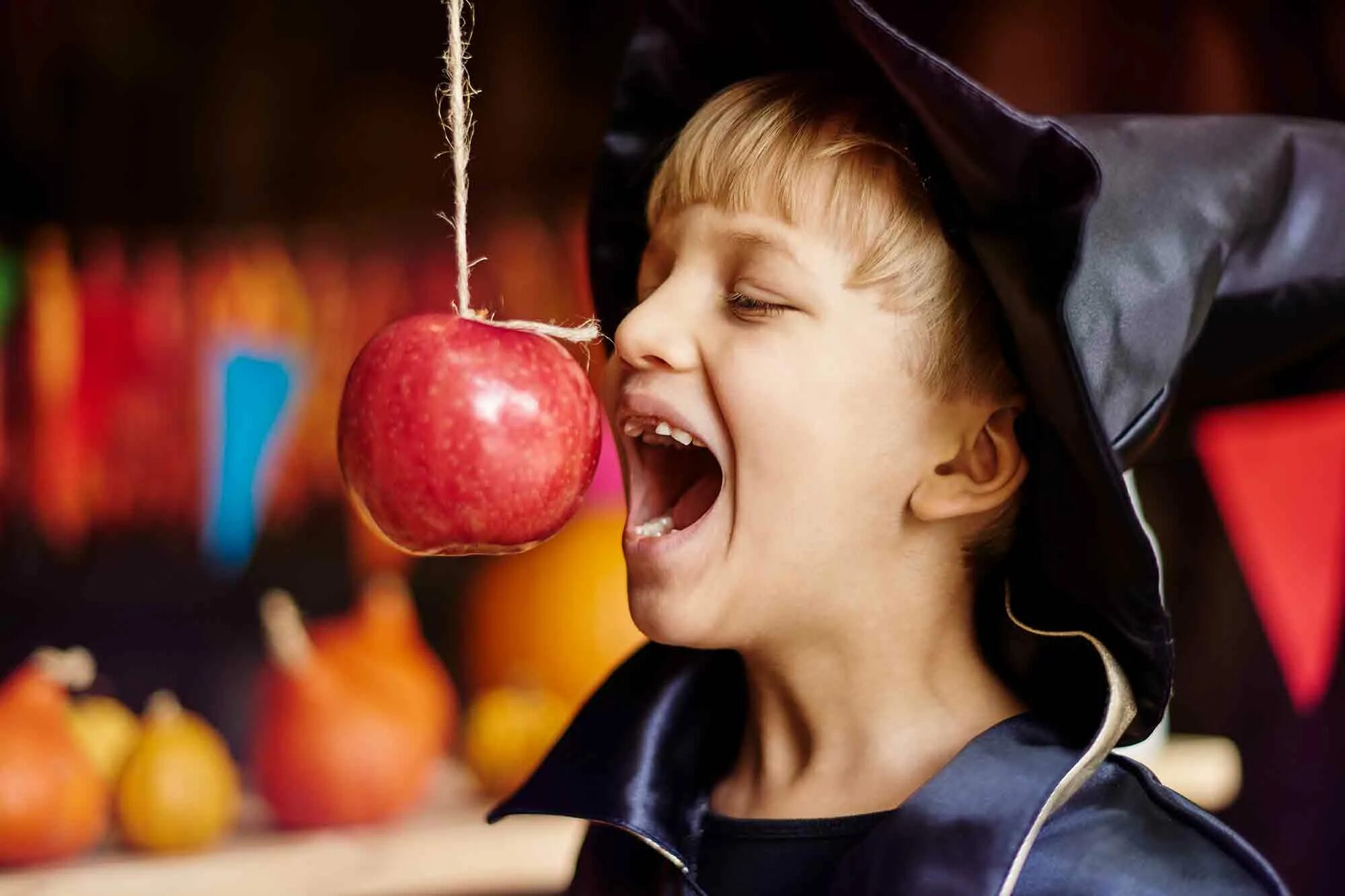 Съем яблок. Яблоки на веревке. Конкурсы с яблоками. Конкурс с яблоками на Хэллоуин. Конкурс яблоко на веревке.