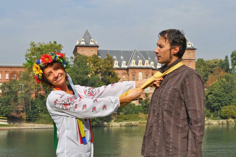 Межнациональные браки. Мужчина и женщина путешествие. Мужчина и женщина франция. Свадьба с иностранцем. Интернациональные браки.