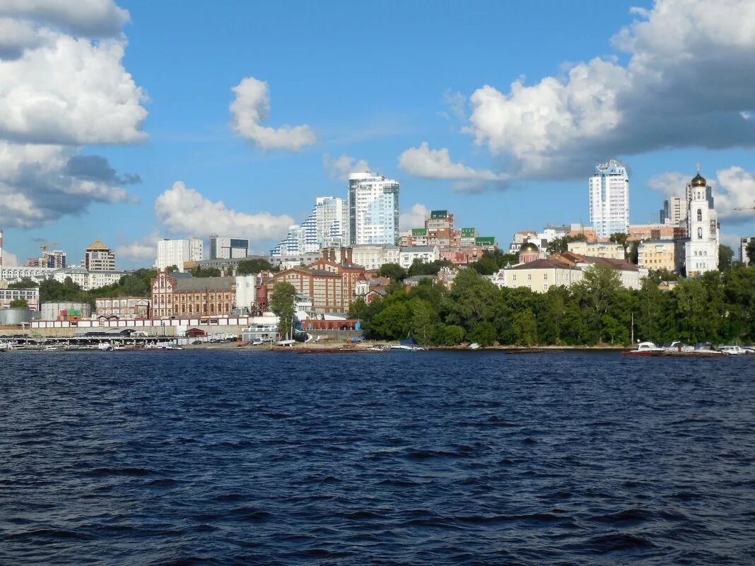 Вид на волгу самара. Город Самара река Волга. Берег реки Волги Самара. Самара вид с Волги. Самара набережная Волги.