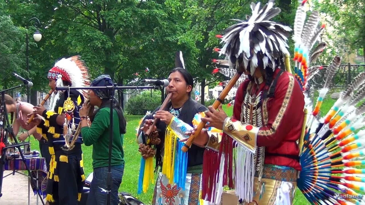 Индейцы СПБ. Индейцы выступают в СПБ. Индейцы поют в Питере. Барабанное шоу индейцы.