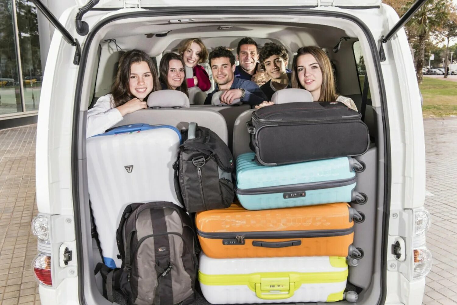 Микроавтобус для семьи и путешествий. Семейная машина. Минивэн для путешествий семьей. Большой семейный автомобиль для путешествий.
