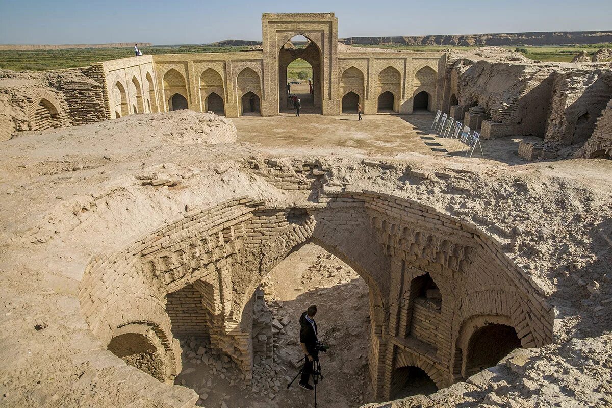 Что такое караван сарай. Караван сарай туркменистан. караван сарай даяхатын в туркменистане. караван-сарай, кередж, иран. сельджукский караван-сарай.