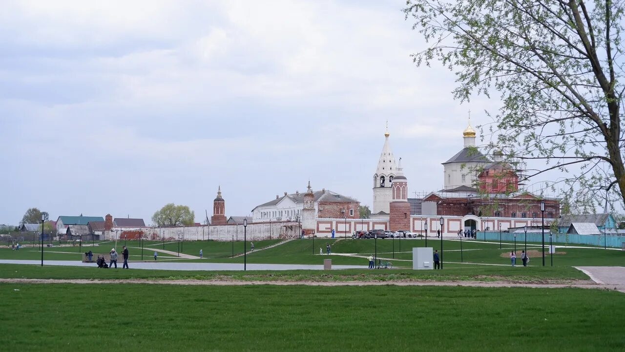 Звон в коломенском. Бобреневский монастырь Коломна. Богородице-Рождественский Бобренев монастырь. Богородице-Рождественский Бобренев мужской монастырь Коломна. Бобренев монастырь Коломна пруд.