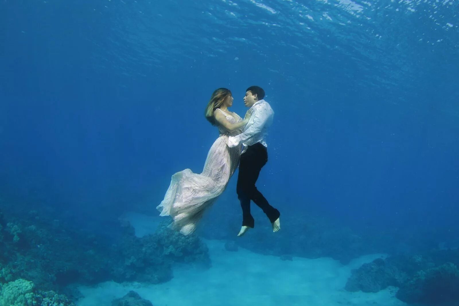 Свадьба под водой. Подводное фотосессия. Фотосессия под водой. Влюбленные пары в воде.