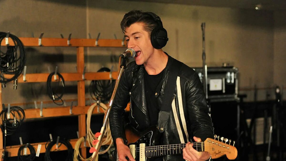 Arctic monkeys live. Группа arctic monkeys. вокалист арктик манкис. alex turner. arctic monkeys клипы.