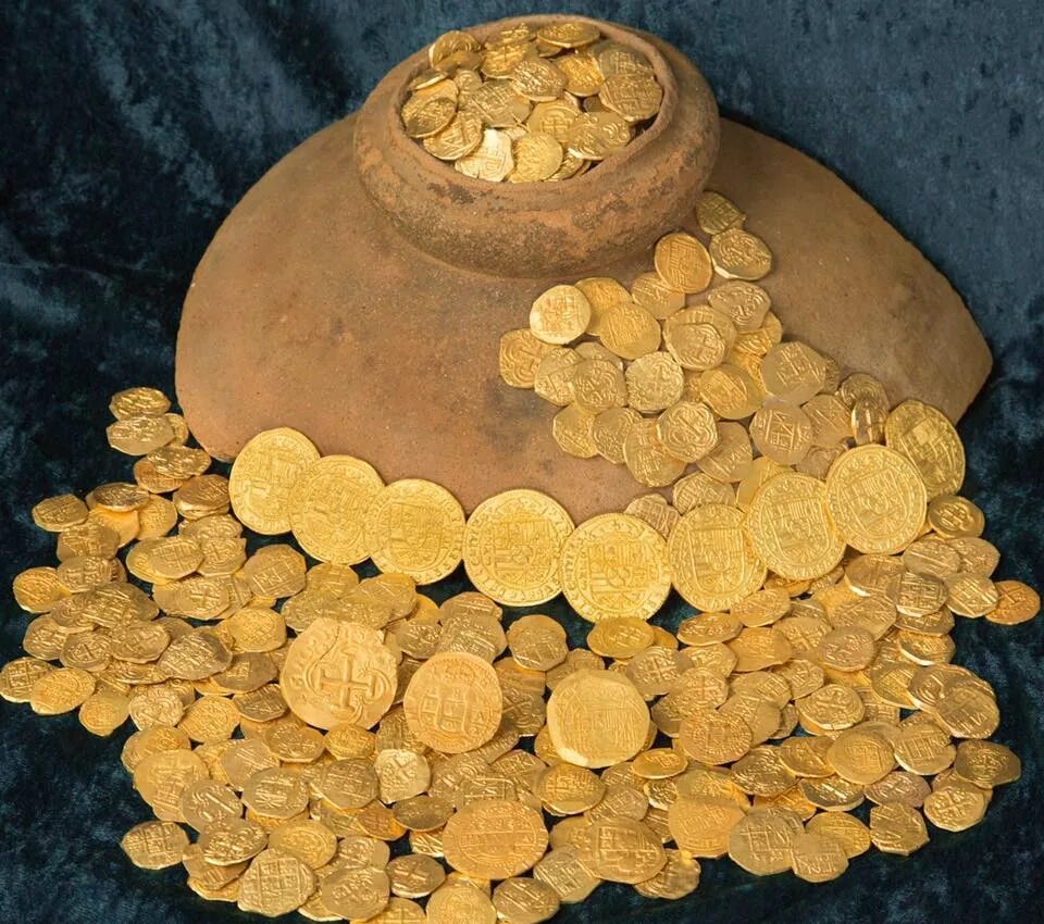 В каком году нашли первое золото. Клад монет. Клад золотых монет. Монета Золотая. Реальные клады.