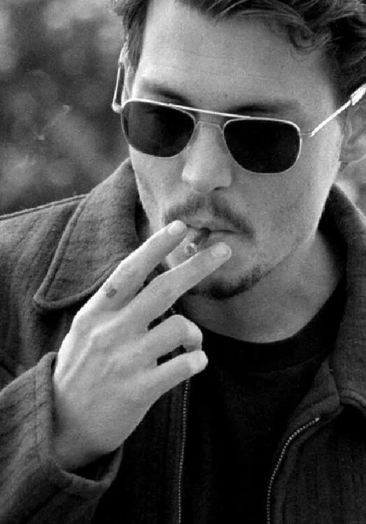 Джонни Депп чб. Джонни Депп с сигаретой. Джонни Депп в темных очках. Джонни Депп курит.