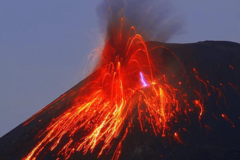 Анак Кракатау вулкан. Вулкан Везувий. Извержение вулкана Кракатау. Мауна Лоа.