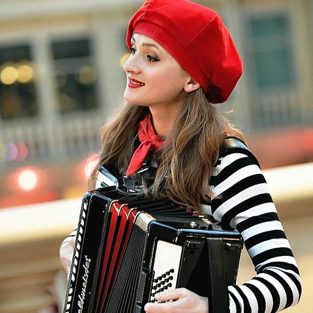 Марион певица аккордеонистка. Французская аккордеонистка Марион. Париж аккордеон. Француженки аккордеонистки Париж.