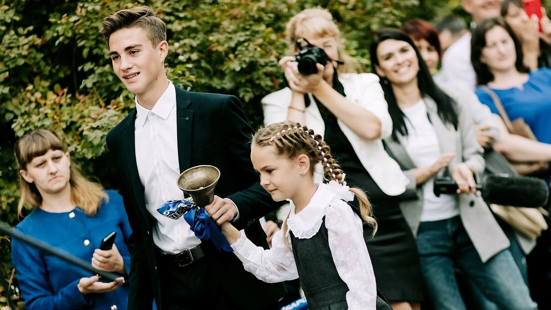 Как проходит 1 сентября в вузах. Школа 1 сентября. 1 сентября фото. дети россияне. день знаний женщины фото.