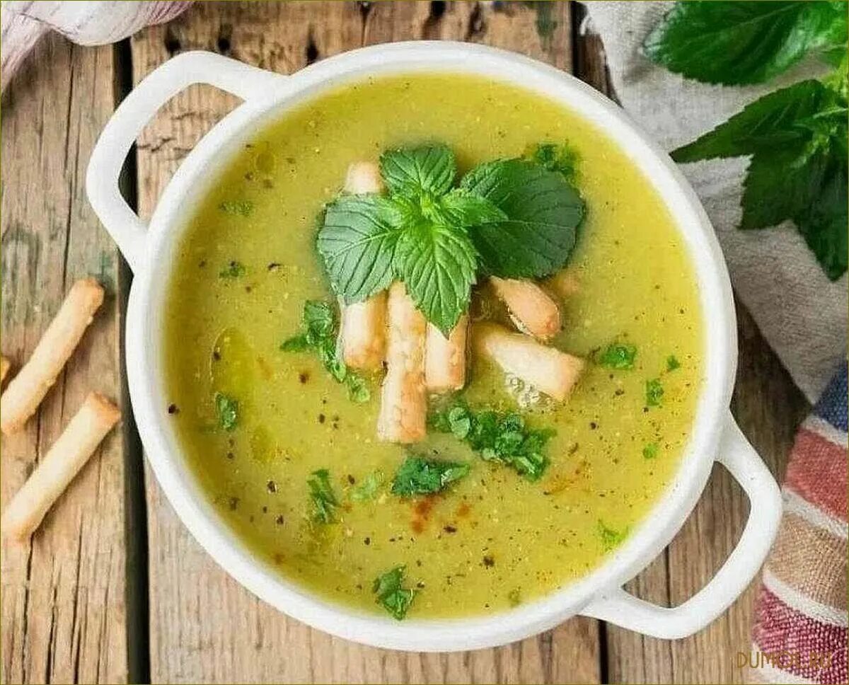Суп из брокколи и кабачков. Суп пюре. Овощной суп пюре. Суп пюре из кабачков. Суп пюре с цветной капустой.