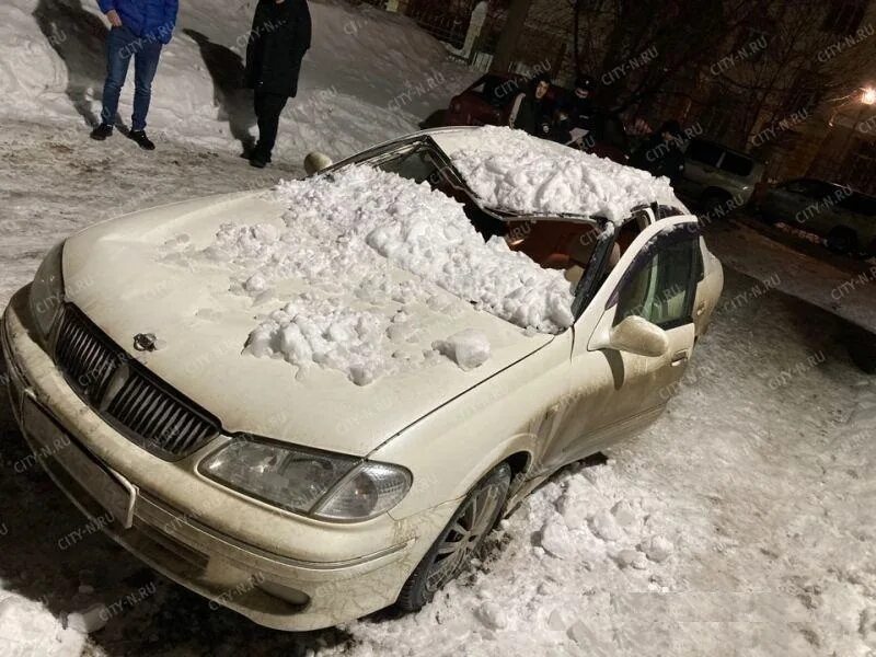 Снег на крыше машины. Снег упал на машину. Сход снега с крыши на автомобиль. Снег раздавил машину.