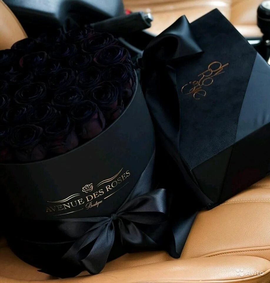 черные подарки девушке. креативный подарок девушке. цветы в черной коробке. черная роза. букет из чёрных роз.