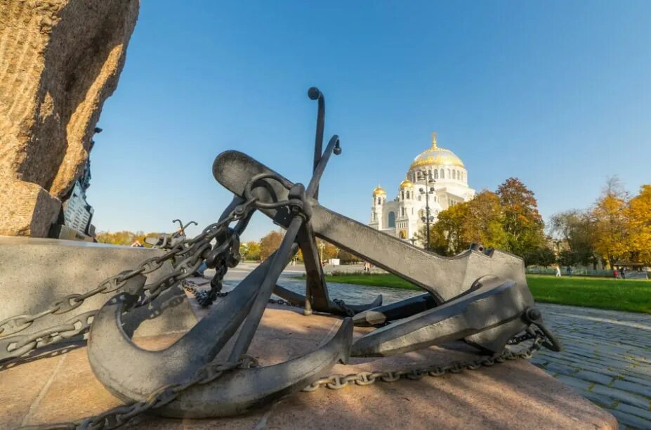 Кронштадт дата основания. Памятник петру в кронштадте. кронштадт город воинской славы. памятник петру 1 в кронштадте. пушки в кронштадте.