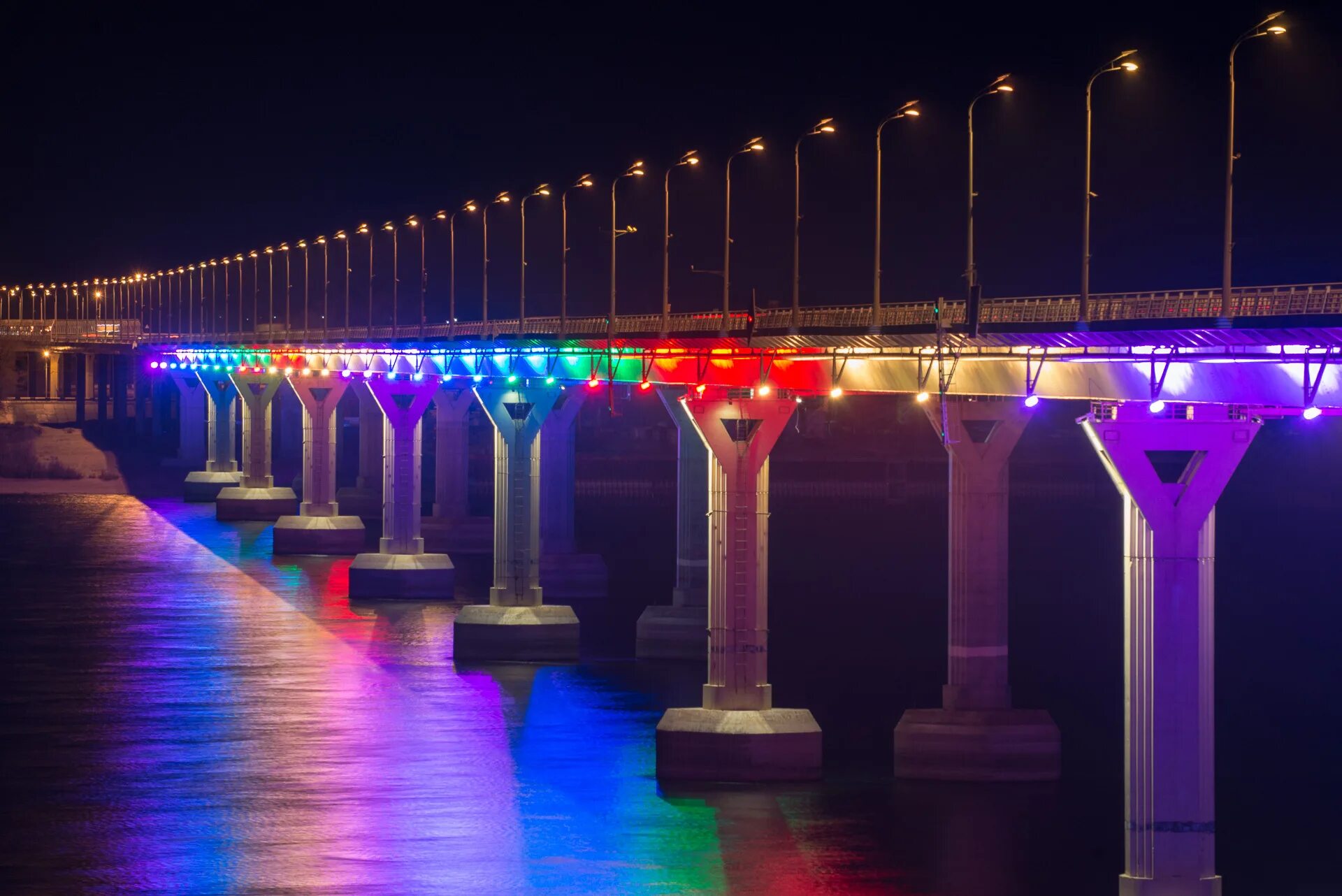 Мост в волгограде танцует видео. Танцующий мост в Волгограде. Пляшущий мост в Волгограде. Мост через Волгу в Волгограде. Волгоград набережная мост.