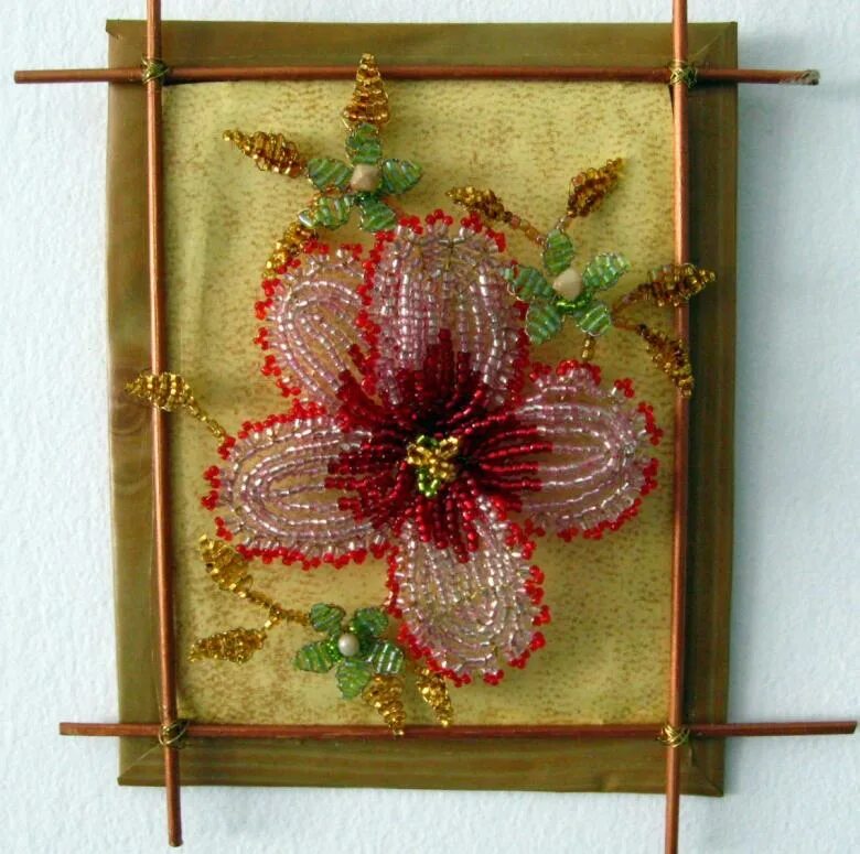 Настенные композиции из бисера. Панно из бисера цветы. Панно из бисера. Цветочное панно из бисера. Панно с цветами из бисера.