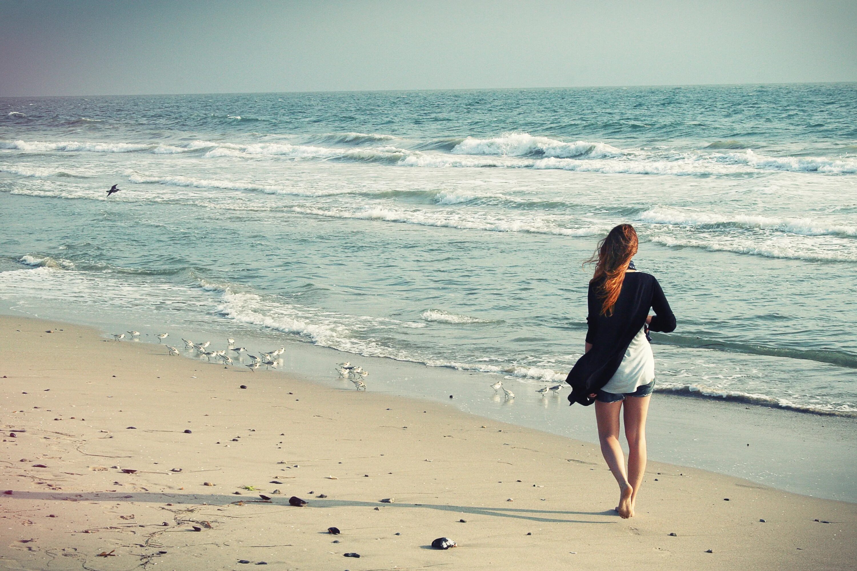 Away woman. Девушка-море. Фотосессия на море. Прогулка по берегу моря. Девушка на берегу моря.