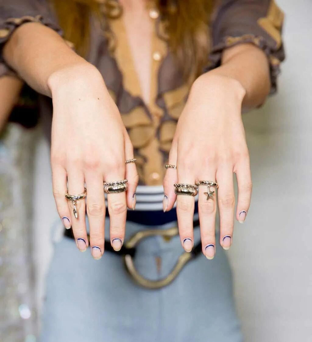 Николь шерзингер кольцо cartier. Как носить несколько колец. Как носить несколько колец. Фаланговые кольца пандора. Много колец на руке.
