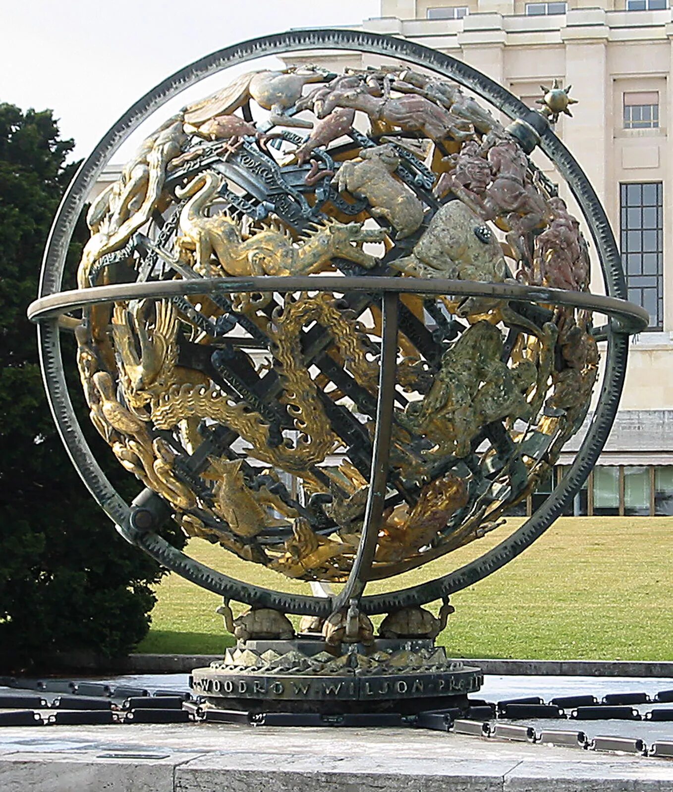 Памятник глобус. Статуя у здания ООН мир и безопасность. Статуя возле здания ООН. Памятник планете.