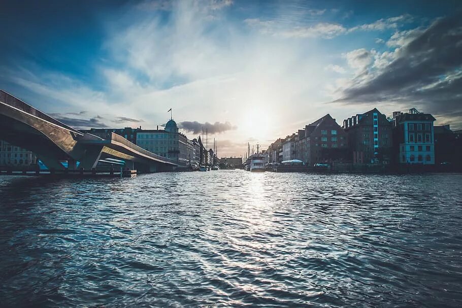 Города окруженные водой. Вечерний Копенгаген. Копенгаген красивые места. Обои на рабочий стол Копенгаген.