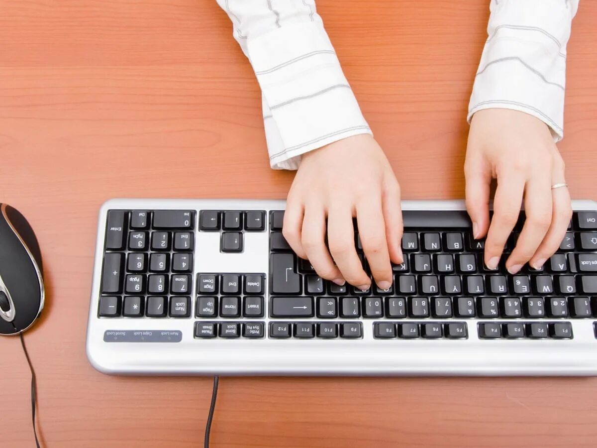 Typing topic. Компьютерная клавиатура. Руки на клавиатуре. Человек с клавиатурой. Клавиатура с принтом.