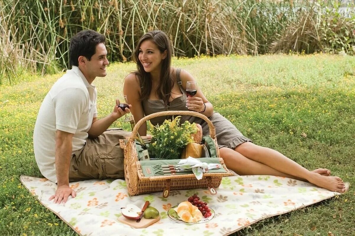 Фотосессия пикник на природе. Парень с девушкой на пикнике. Романтика на природе. Романтичный пикник на природе.